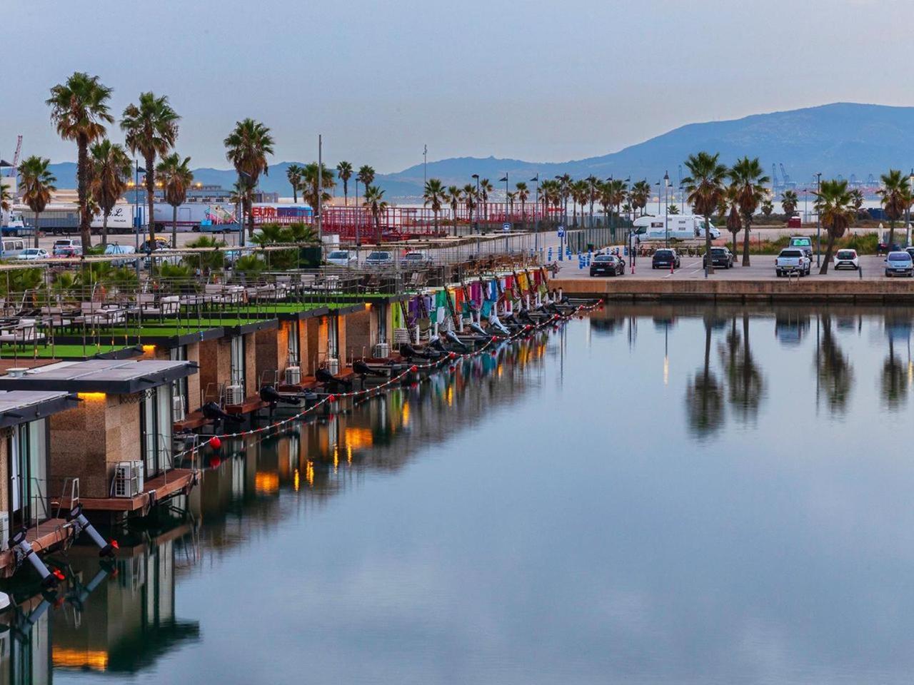 فندق Boat Haus - Casas Flotantes Frente A Gibraltar La Línea de la Concepción المظهر الخارجي الصورة